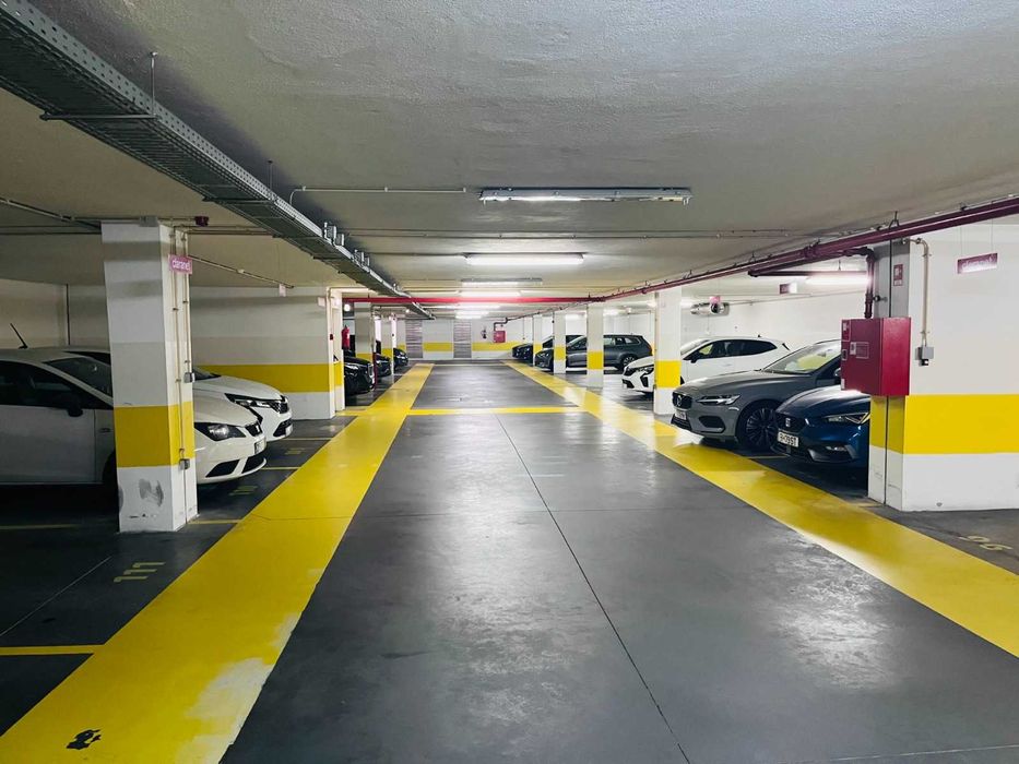 Escritório na Rua António Nicolau de Almeida no Porto 2º Piso