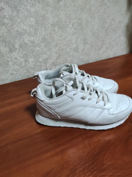 Продам белые красовки