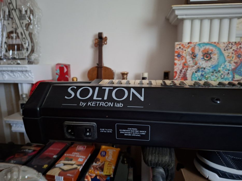 Продам синтезатор SOLTON