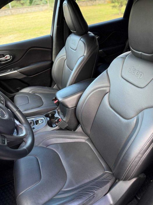 Jeep Cherokee Limited 2019 року в обвісі Overland з повним приводом