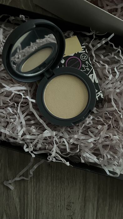 rozświetlacz firmy teeez cosmetics