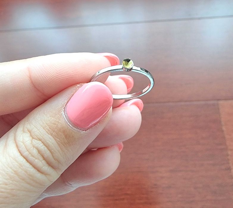 Anel cinzento com uma pedra pequena, tamanho S