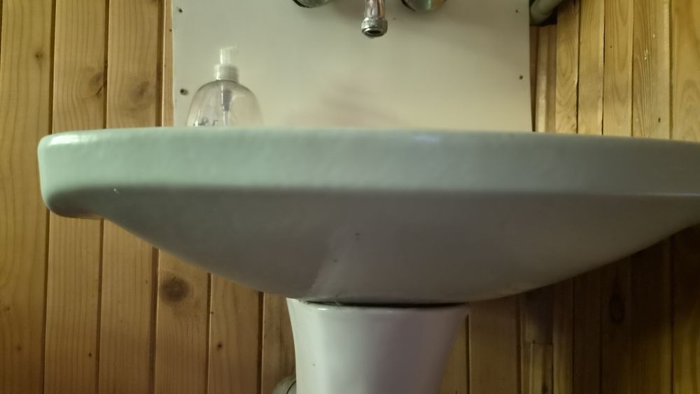 Oddam i umywalkę z kranem