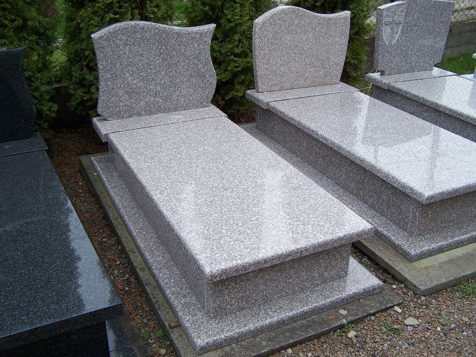 Nagrobek granitowy