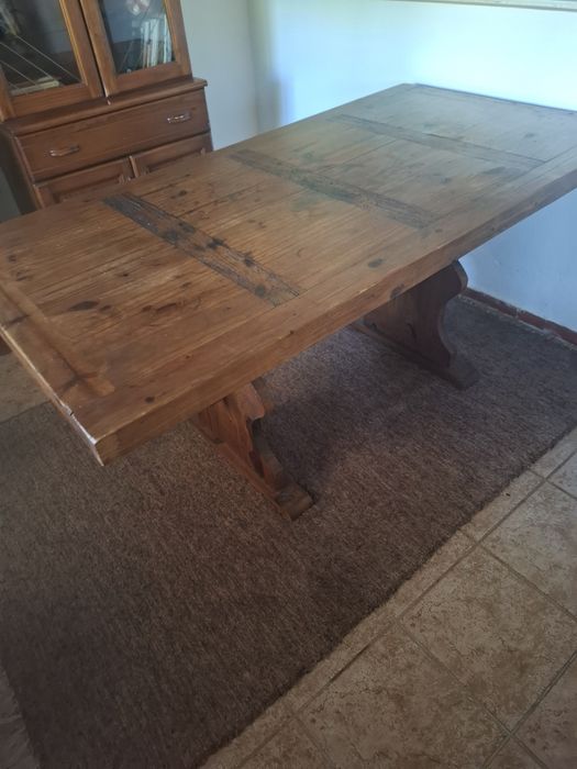 Mesa de jantar em madeira