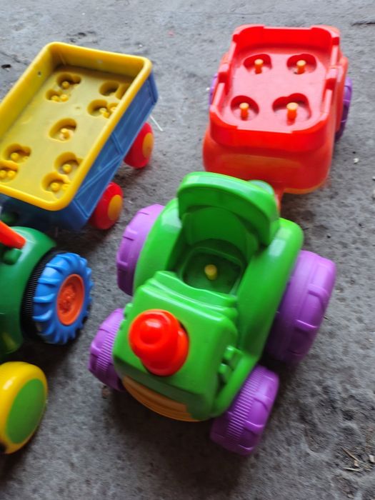 Продам іграшковий музикальний трактор з прицепом