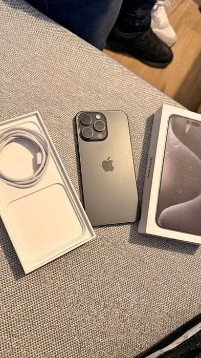 iPhone 15 Pro Max com a sua caixa e acessórios