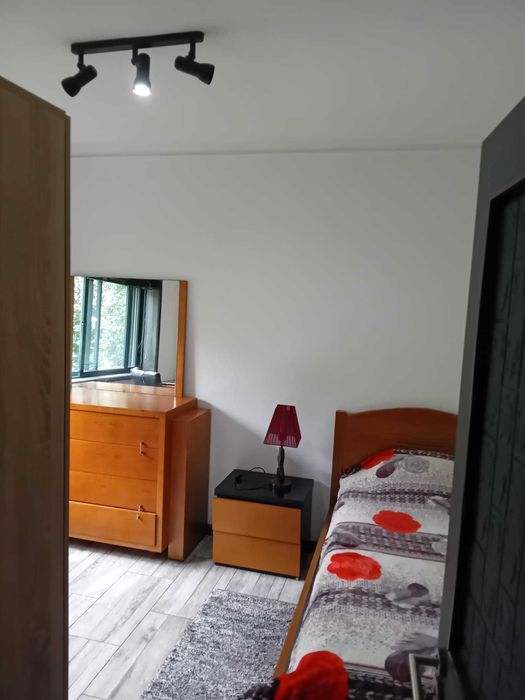 Aluga-se quarto em moradia