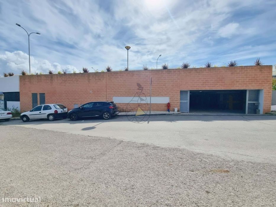 Garagens Box à Venda em Portimão — de 16 m² a 28 m², entre a estação d
