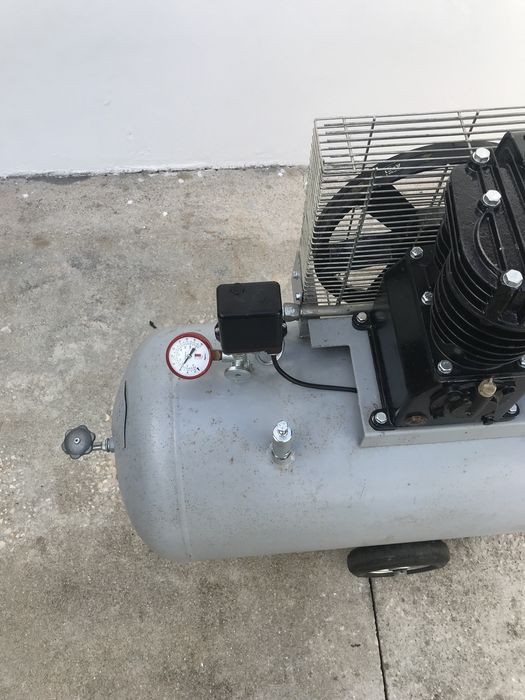 Vendo compressor 200L trifasico