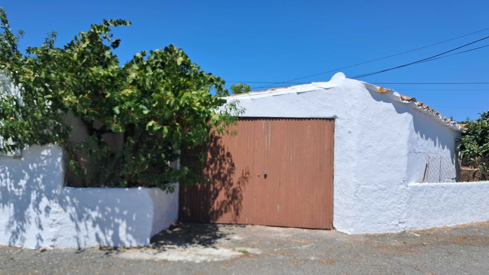 Vende-se casa para recuperar nos arredores de Almodôvar