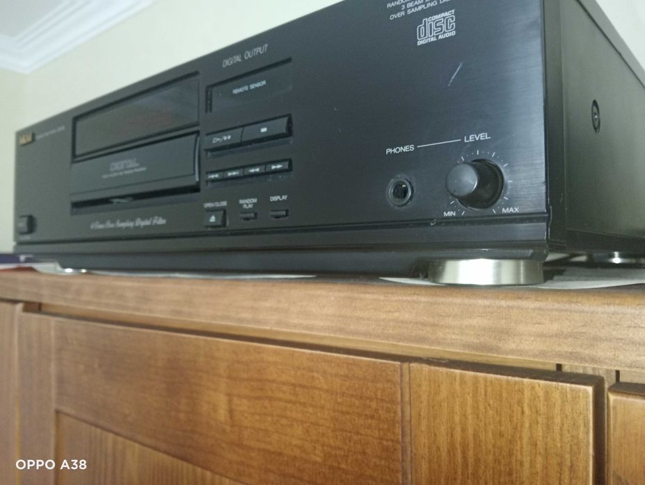 Leitor de CDs Akai cd-26.