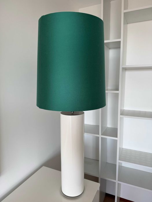 Candeeiro base branca e abajur verde (Interdesign)