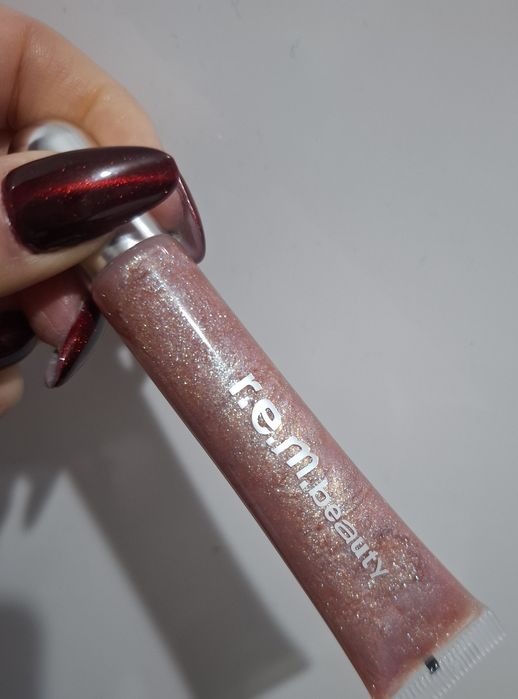 Błyszczyk powiększający usta by r.e.m.beauty