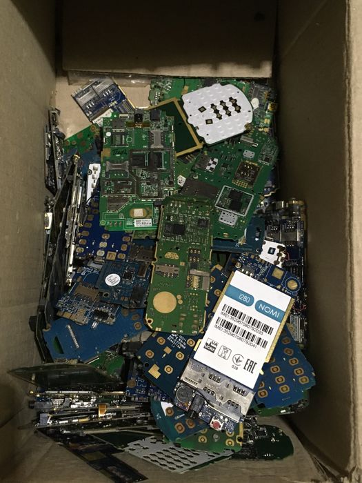 Плати мобільних телефонів на вагу