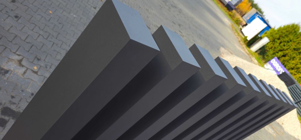 Nowoczesne ogrodzenia z aluminium profile pionowe, grzebieniowe.