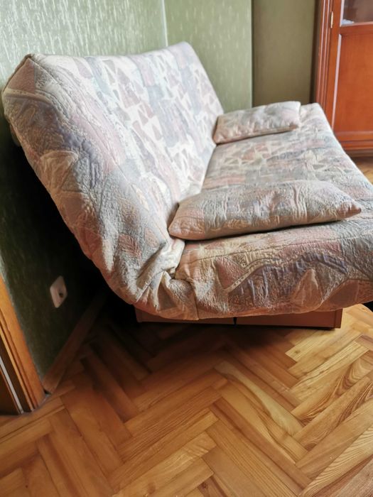Sofa rozkładana z pojemnikiem