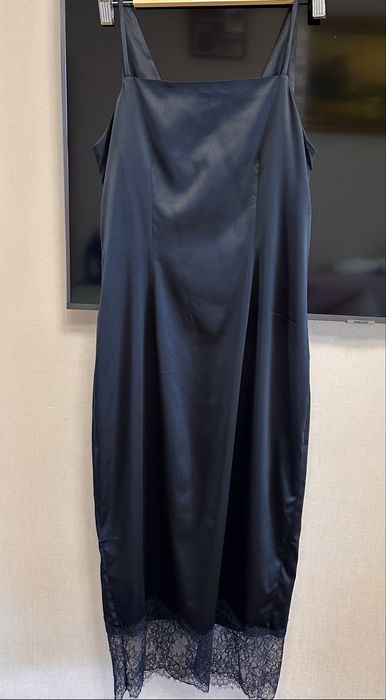 елегантна чорна сукня-комбінація