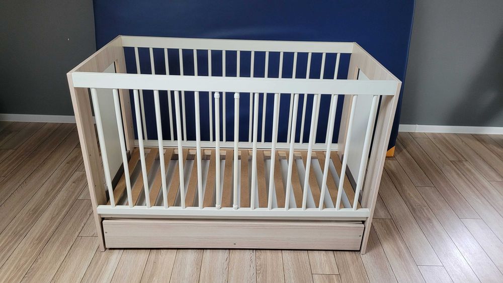 Łóżeczko z szufladą i akcesoriami