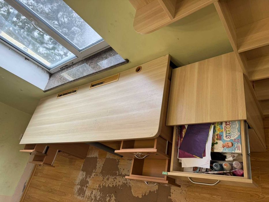 Продам мебель.Стол 2метоа,тумба,полки Цена за Все