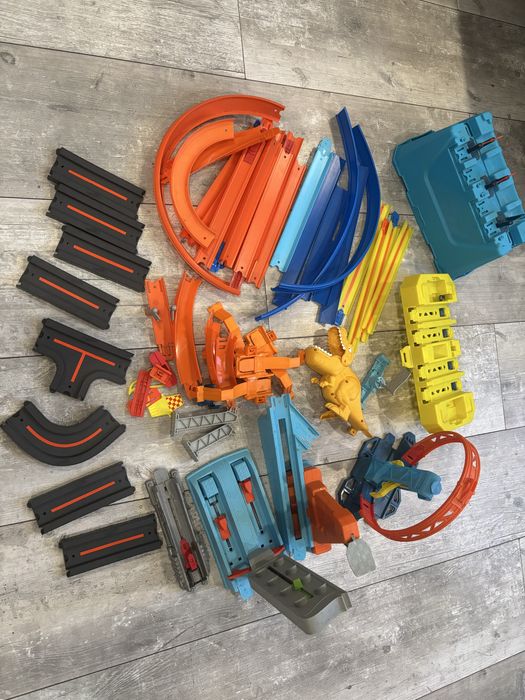 Duży zestaw Hot Wheels Track Builder, tory, wyrzutnie, pętle, dinozaur