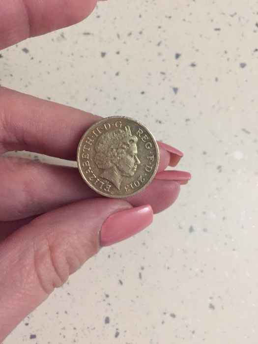 Монета один фунт 2013 року випуску