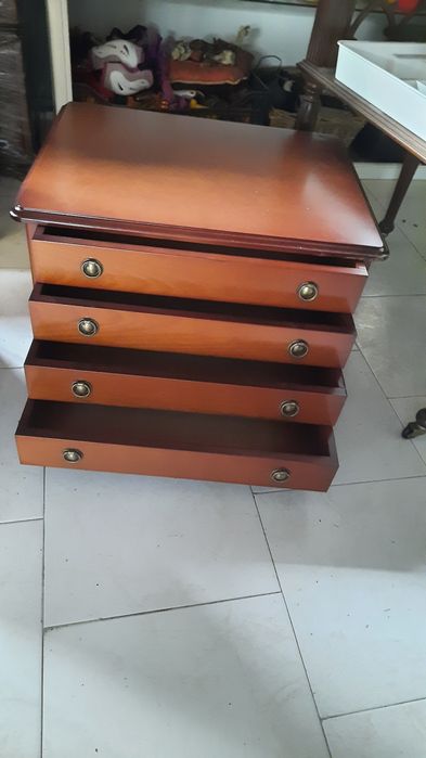 Mesinhas cabeceira em excelente estado.