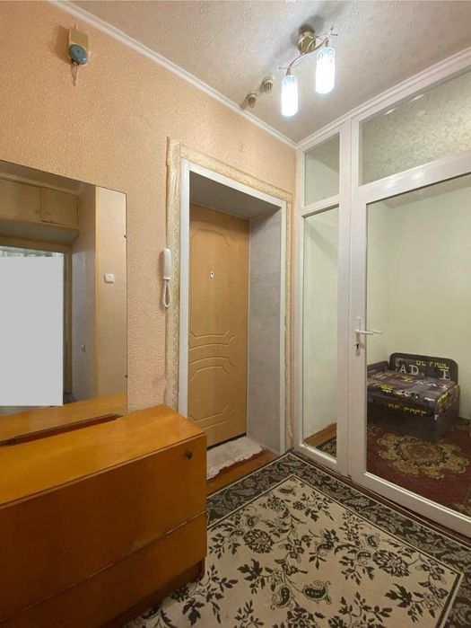 Продам большую 1к. квартиру в кирпичном доме на жм Тополь