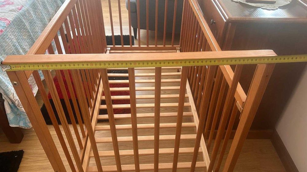 Cama de bebé em grades de madeira pinho mel