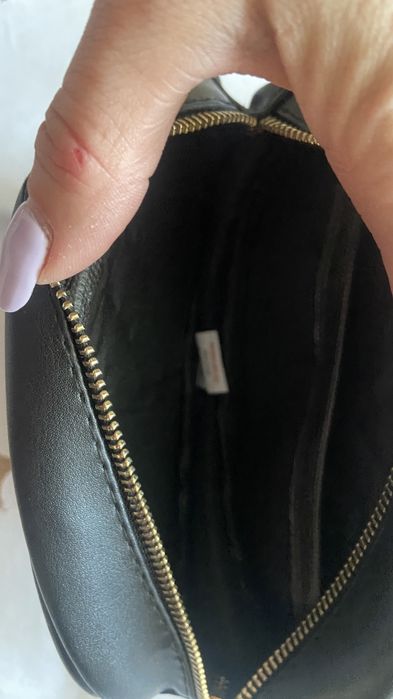 Czarna torebka na bioderko