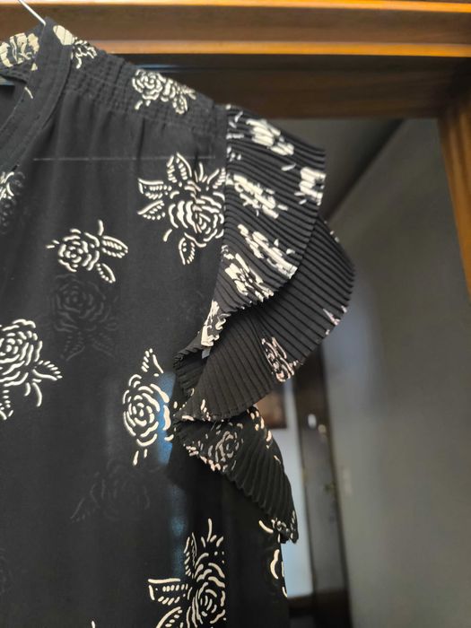 Blusa de manga curta preto e branco com mangas plissadas e decote em V da marca Polo - Ralph Lauren