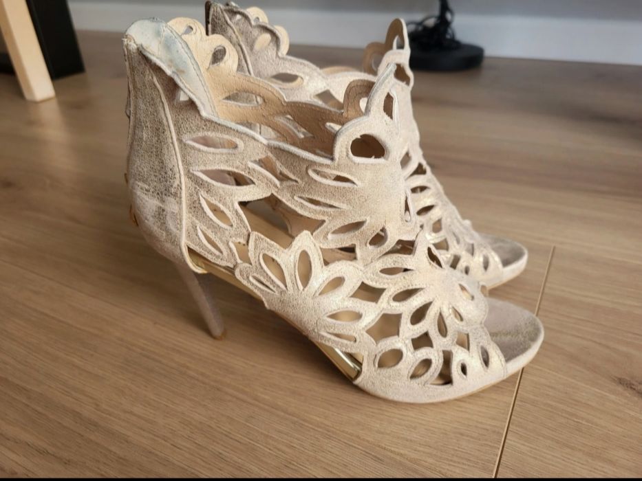 Sandały skórzane na szpilce Carinii 39