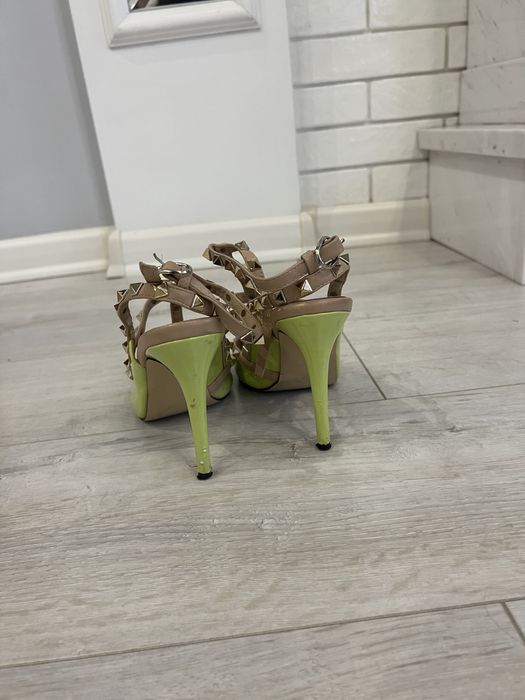 Стильні босоніжки