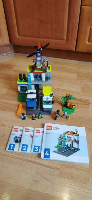 LEGO CITY 60371 Parking dla pojazdów uprzywilejowanych