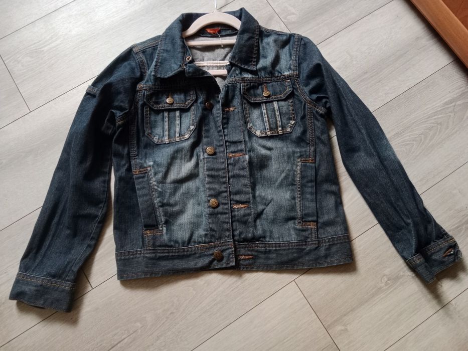 Kurtka dżinsowa.