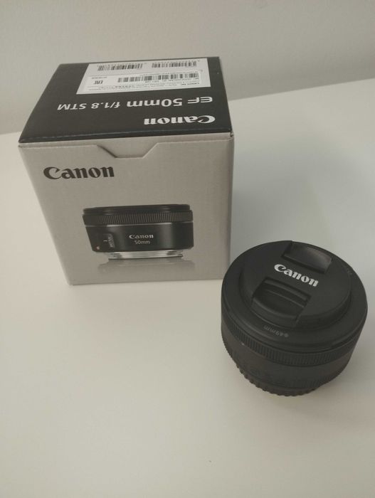 Canon EOS 77D EF-S 18–135mm IS USM Kit, com acessórios incluídos
