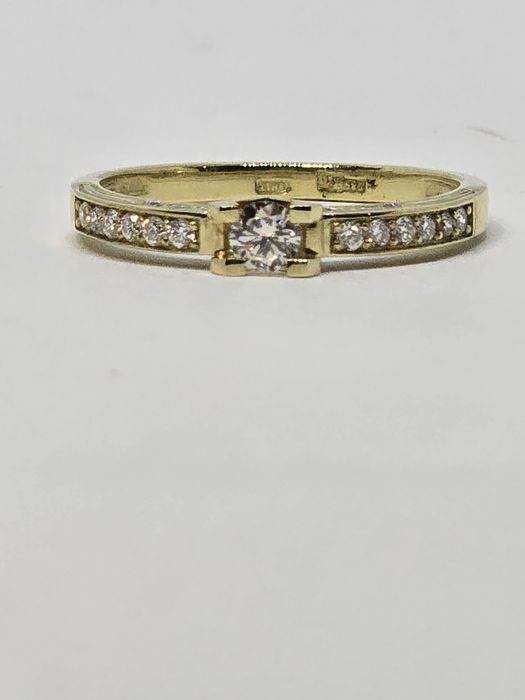 Золота каблучка з діамантами