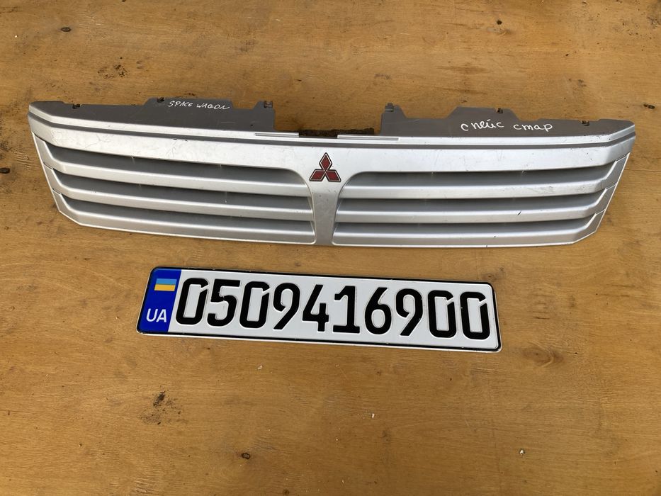 Решітка радіатора Mitsubishi Space Wagon 3 1997-2003