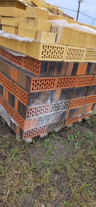 Продаю клінку, клінка. Ціна 12 гривень штука.