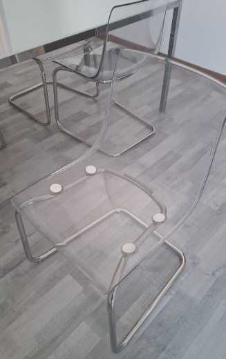 Mesa com estrutura em aluminio com tampo em  vidro + quatro cadeiras