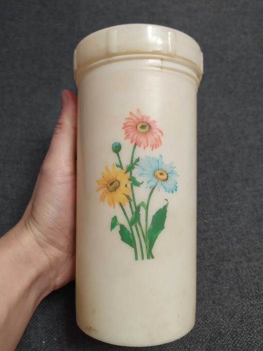 Stary pojemnik w kwiaty