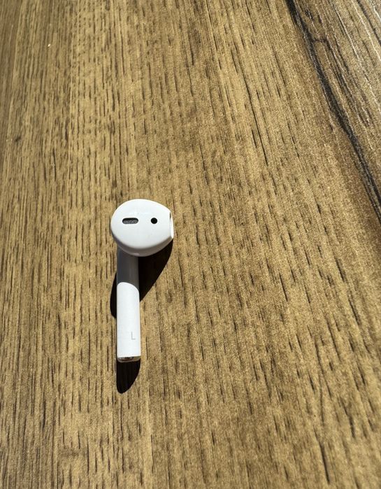 Продам один навушник оригінал Airpods 2 лівий один без кейсу