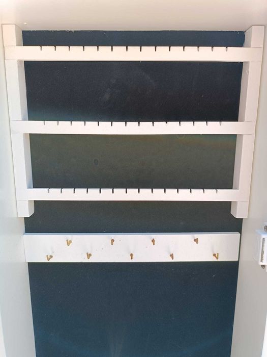 Armário para bijuteria com espelho