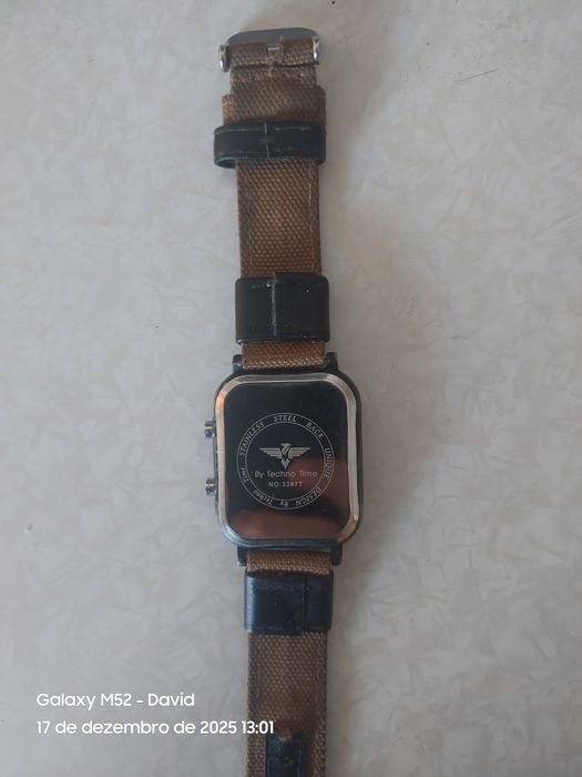 Relógio digital com ecrã