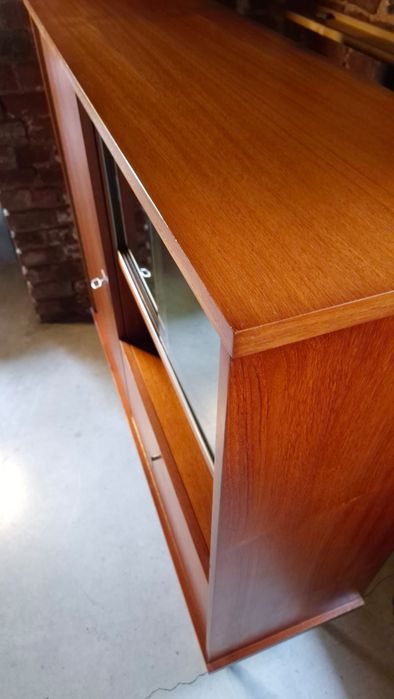 Nr.2202 Elegancka Witryna/Kredens w Stylu Mid-Century Modern (