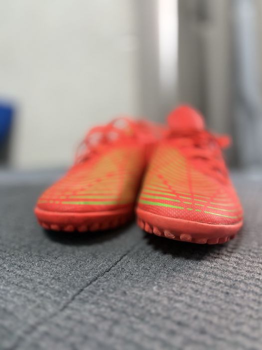 Chuteira Adidas predator vermelha em Bom estado