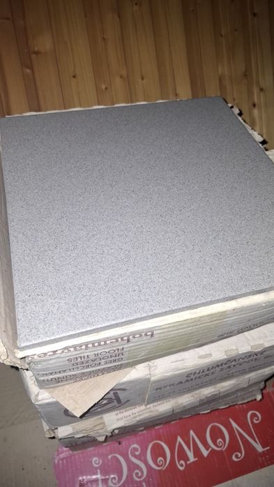 3m szarych płytek gresowych 30x30,25zł za metr