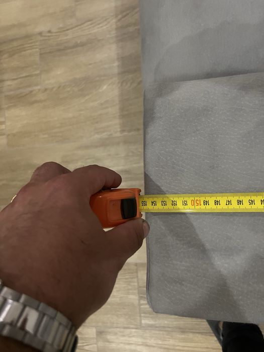 Sofá sala de estar cinza com pufs