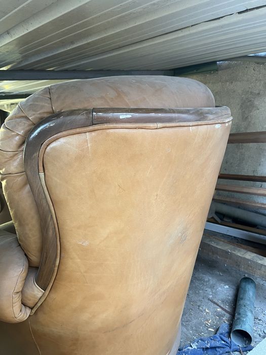 Sofá Pele com estrutura em madeira