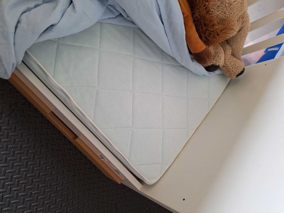 Berço Ikea com arrumação e colchão